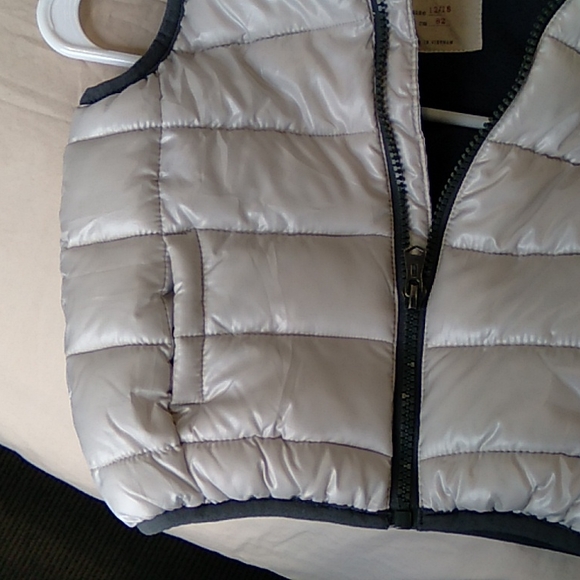 Zara 12-18 month puffer vest off white shimmer with grey detail - Picture 4 of 4